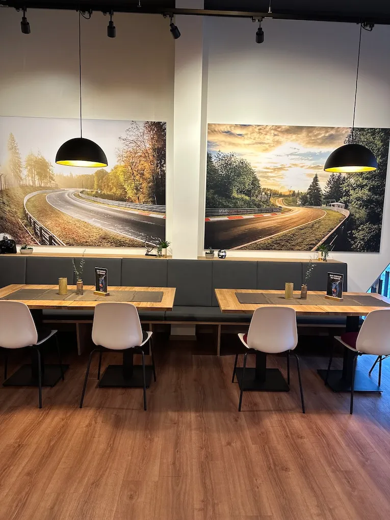 Bistro mit Streckenblick